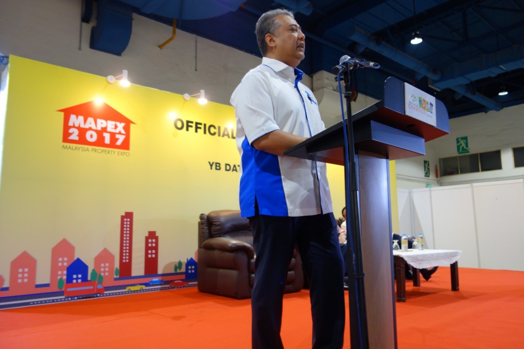 REHDA president Datuk Seri FD Iskandar delivers a rousing speech amid a full crowd & audience