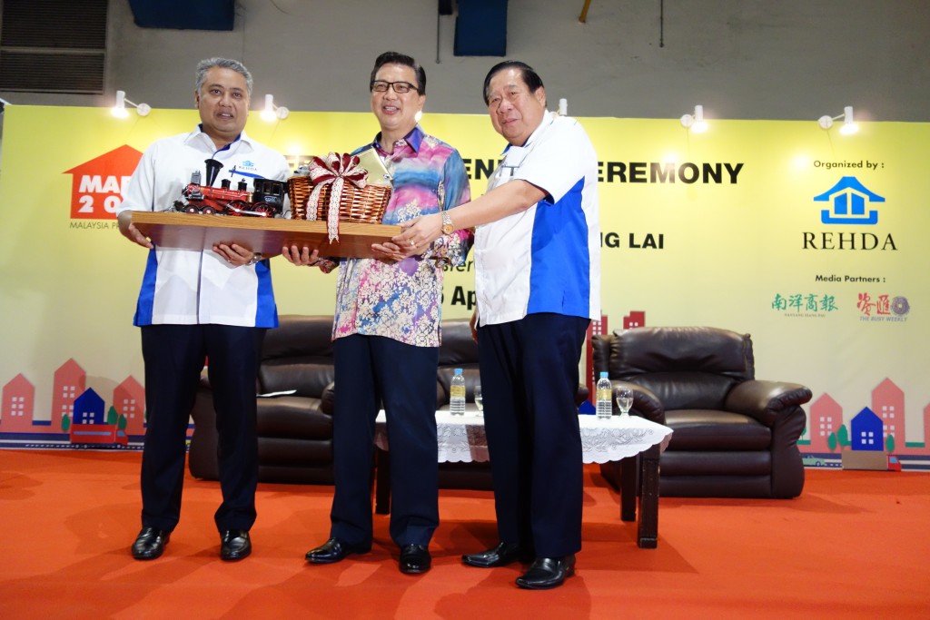 (T-B): YB Dato’ Sri Liow Tiong Lai officiating MAPEX 2017, and receiving a token of appreciation.
