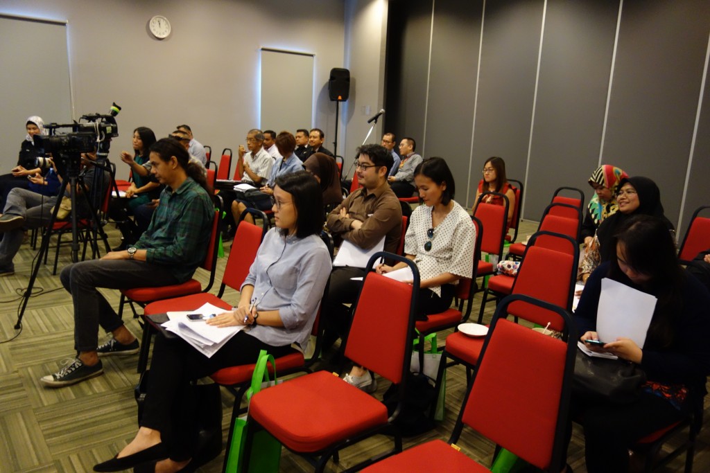 Top: Press conference in progress / Bottom: Media representatives engrossed with the on-going forum